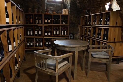 una sala degustazione di vini con tavolo e due sedie di U Černého kocoura a zeleného stromu a Tábor
