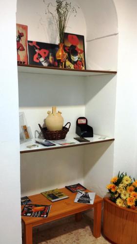 a shelf with a table and a vase on it at Sanvi Xerez Centro in Jerez de la Frontera