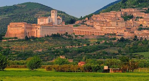 a town on top of a hill at B&B "Le tre Muse" in Deruta