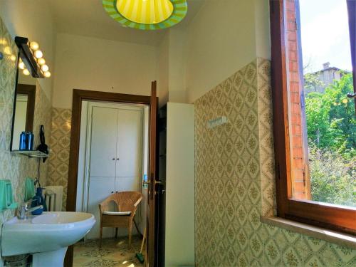 W łazience znajduje się umywalka i lustro. w obiekcie B&B "Le tre Muse" w mieście Deruta
