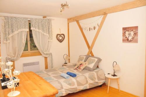 Postel nebo postele na pokoji v ubytování le relais des fees