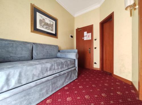 a living room with a couch and a red carpet at Hotel Miami in Rome