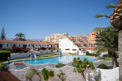 ein Blick auf den Pool vom Balkon eines Resorts in der Unterkunft Villa Ohana in Roquetas de Mar