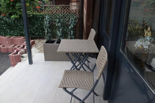 deux chaises et une table sur une terrasse dans l'établissement DMApartmani, à Tuzla