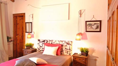 - une chambre avec un lit et une photo encadrée sur le mur dans l'établissement Chalet "Rec dels Noguers", à Castellciutat