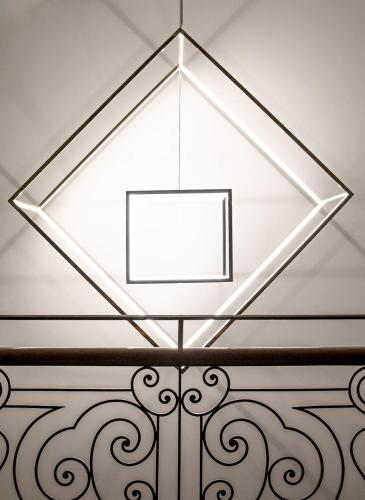 a glass ceiling with a picture in the middle at Hôtel Restaurant De La Poste & Du Lion D'or in Vézelay