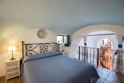 Un dormitorio con una cama y un balcón. en Casa Alessandra - De Vivo Realty Positano, en Positano