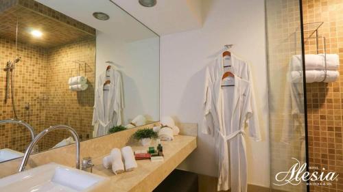 La salle de bains est pourvue d'un lavabo et d'un miroir. dans l'établissement Alesia - Boutique Hotel & Spa, à Aguascalientes