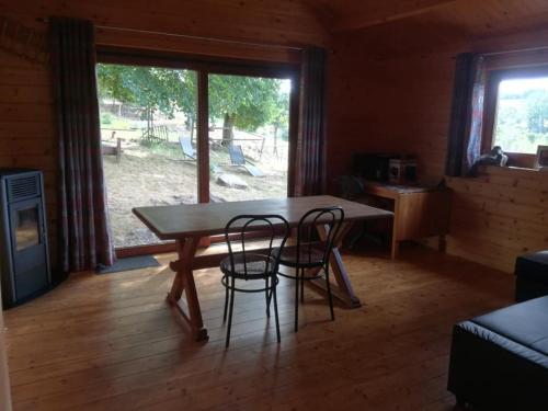 - une salle à manger avec une table et deux chaises dans l'établissement Chalet du dry la roche., à Vielsalm