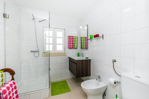 Ein Badezimmer in der Unterkunft Moderno Apartamento em Bairro típico Lisboeta