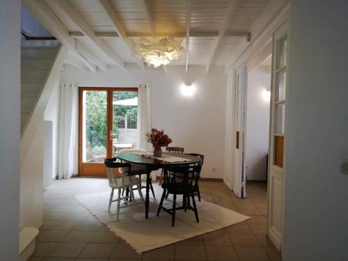 une salle à manger avec une table et des chaises dans l'établissement Maison à deux pas de la mer, à Wimereux