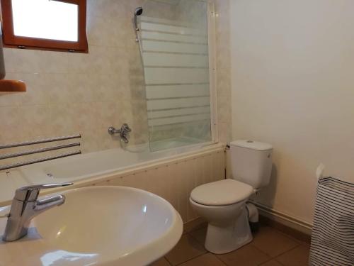 La salle de bains est pourvue de toilettes, d'une baignoire et d'un lavabo. dans l'établissement Maison à deux pas de la mer, à Wimereux
