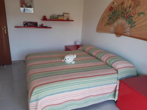 een bed met een teddybeer bovenop bij casa panoramica in Calatabiano