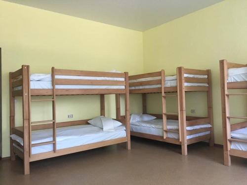 Двухъярусная кровать или двухъярусные кровати в номере Guest House KARTA F M