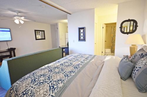 Royal Kuhio 1309 with King Bed, FREE Parking/WiFi, mins to BEACH!_2