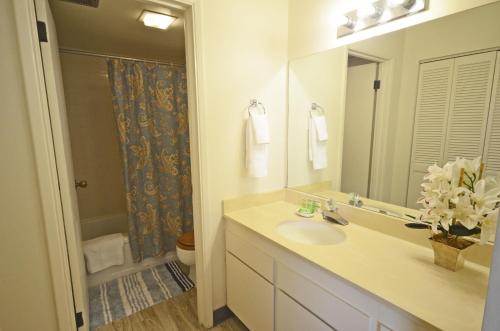 Royal Kuhio 1309 with King Bed, FREE Parking/WiFi, mins to BEACH!_3