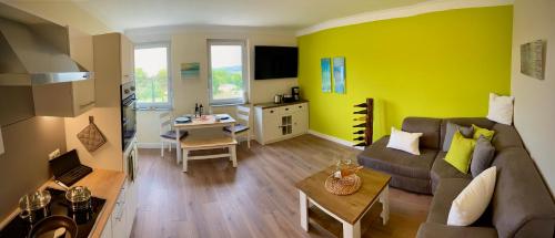 a living room with a couch and a table at Roosartige Ferien - Ferienwohnung im Hanswieschen - Oberwesel Bacharach in Langscheid