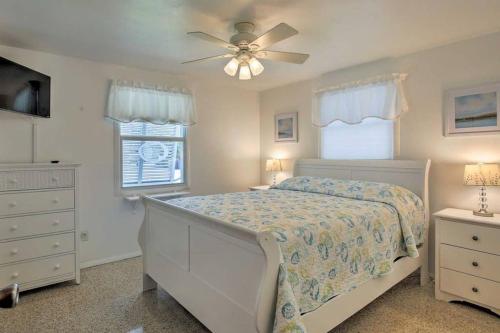 Tempat tidur dalam kamar di Rita's Cottage by the Beach - Steps to Ocean!