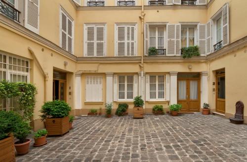 Luxury, Calm and Elegance in the heart of Champs-Elysées with a bottle of Champagne and AC