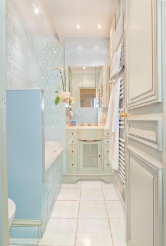 une salle de bain avec un lavabo, une baignoire et des toilettes dans l'établissement Luxury, Calm and Elegance in the heart of Champs-Elysées with a bottle of Champagne upon your arrival !!!, à Paris