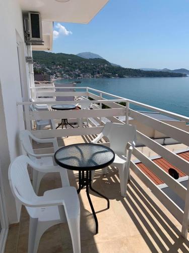 a balcony with a table and chairs on a ship at Jelić apartmani in Sutomore