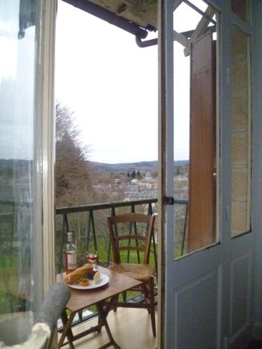 d'un balcon avec une table et une vue. dans l'établissement La Maison Du Marchand, à Peyrat-le-Château