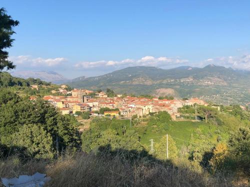 una ciudad en una colina con montañas en el fondo en B&B L’Aura, en Stio