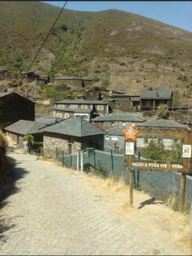 Pemandangan gunung umum atau pemandangan gunung yang diambil dari rumah percutian