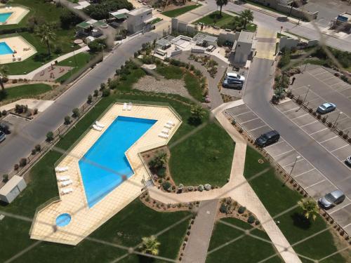 una vista aérea de una piscina en una ciudad en Departamento en Serena, en Coquimbo