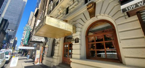 een gebouw in een stadsstraat met een winkel bij Hotel St. James in New York