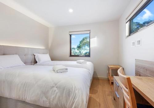 Una cama o camas en una habitación de Blackout