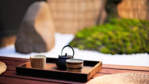 un vassoio di legno con due tazze sul tavolo di Kokonoe Machiya a Kyoto