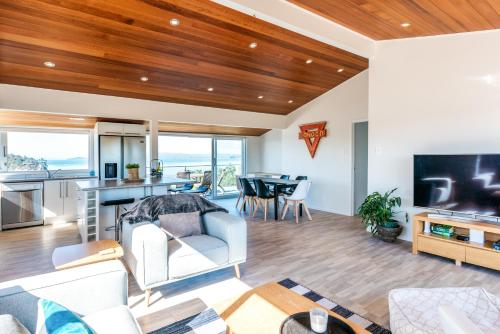 TV a/nebo společenská místnost v ubytování Ocean View