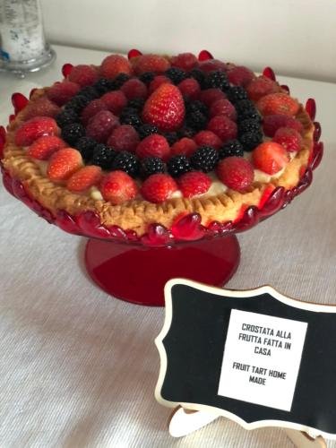 a pie with berries on top of it on a table at La terrazza sulle vigne B&B in Corte Franca