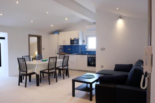 Kuchyň nebo kuchyňský kout v ubytování Apartmani Mojca
