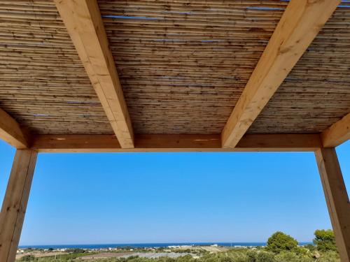 a view through the window of a wooden roof at CIRERA SICILY in Marzamemi
