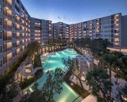 uma vista panorâmica de uma piscina num complexo de apartamentos em Luxury La casita Huahin em Hua Hin