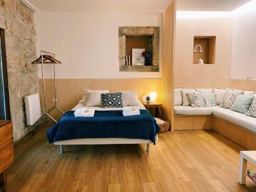 ein Schlafzimmer mit einem Bett und einem Sofa in der Unterkunft Porto-Braga Country side - private swimming pool in Alvarelhos