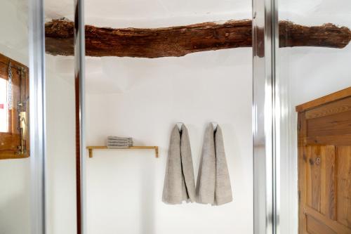 a towel rack in a kitchen with towels on it at Casa rural El Fuerte de Atabuey in Trevélez