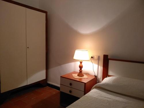 una camera da letto con un letto e una lampada sul comodino di CA LA ROSALIA a Rodonyà