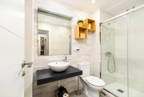 y baño con lavabo, aseo y ducha. en La Casa de los Mapas, en Alicante