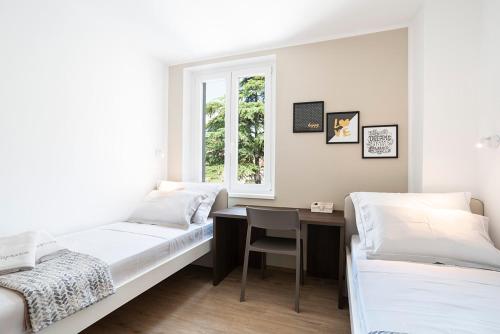 Łóżko lub łóżka w pokoju w obiekcie CAPRARIA appartments in historic center, with private parking