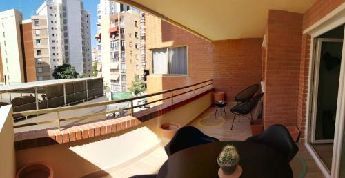 un balcón de un edificio con un cactus en él en Apartamento Benidorm, en Benidorm