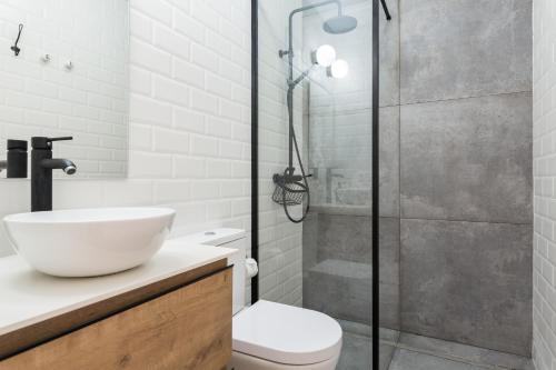 a bathroom with a sink and a shower at Apartamento moderno en Costa Calma in Costa Calma