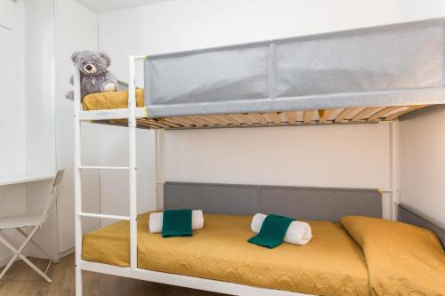 a bunk bed with two pillows on the bottom bunk at Apartamento moderno en Costa Calma in Costa Calma