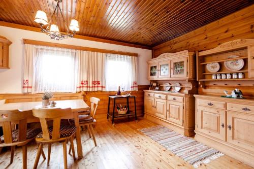 d'une salle à manger avec une table et un plafond en bois. dans l'établissement Moosbacher-Hütte, à Aichberg