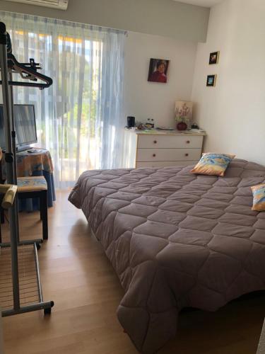 1 dormitorio con 1 cama, vestidor y ventana en Villa C3 Arthur Rimbaub chambre d’hôte piscine proche mer plage 600m, en Cagnes-sur-Mer