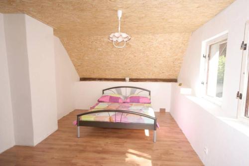 1 dormitorio con 1 cama con almohadas rosas en Pobyt v CHKO České středohoří pod horou Milešovkou, en Teplice