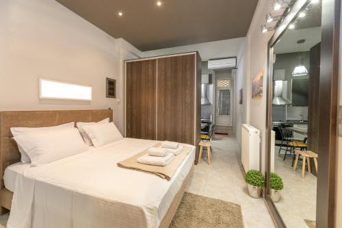 ein Schlafzimmer mit einem großen Bett mit Handtüchern darauf in der Unterkunft Oikion Meteora Home 1 in Kalambaka