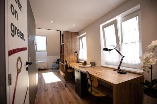una oficina con un escritorio con una lámpara. en Becycle Sustainable stay and travel en Maribor